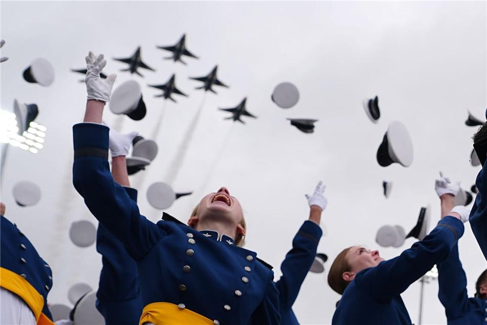 Thunderbirds krönen Abschlussfeier an der Air Force Academy mit spektakulärem ÜberflugDavid Zalubowski/AP/dpa