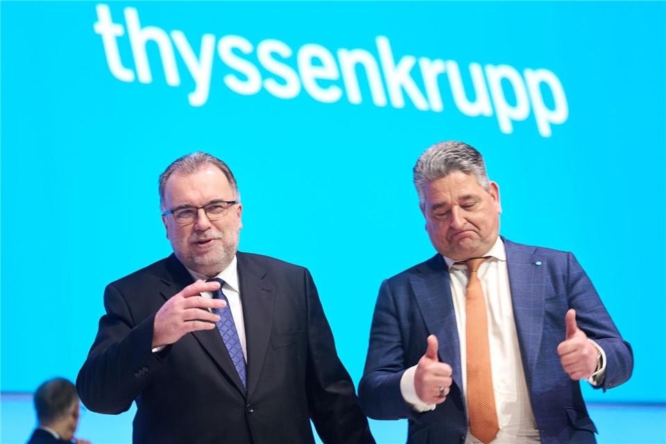 Thyssenkrupp-Chefaufseher Russwurm (li.) und Vorstandschef López lassen sich vor Beginn der Hauptversammlung fotografieren.Bernd Thissen/dpa