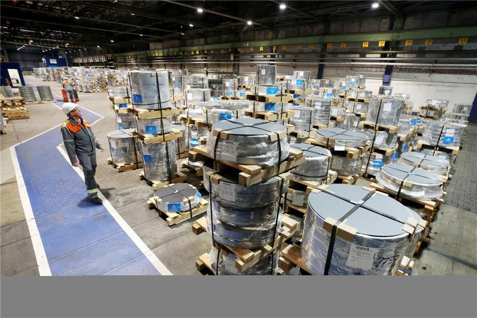 Thyssenkrupp Electrical Steel will die Produktion von Elektrostahl am französischen Standort Isbergues von Juni bis September stilllegen. Grund ist eine „ruinöse Importschwemme“ in die EU. In Gelsenkirchen soll die Produktion weiterlaufen. (Archivbild)Roland Weihrauch/dpa