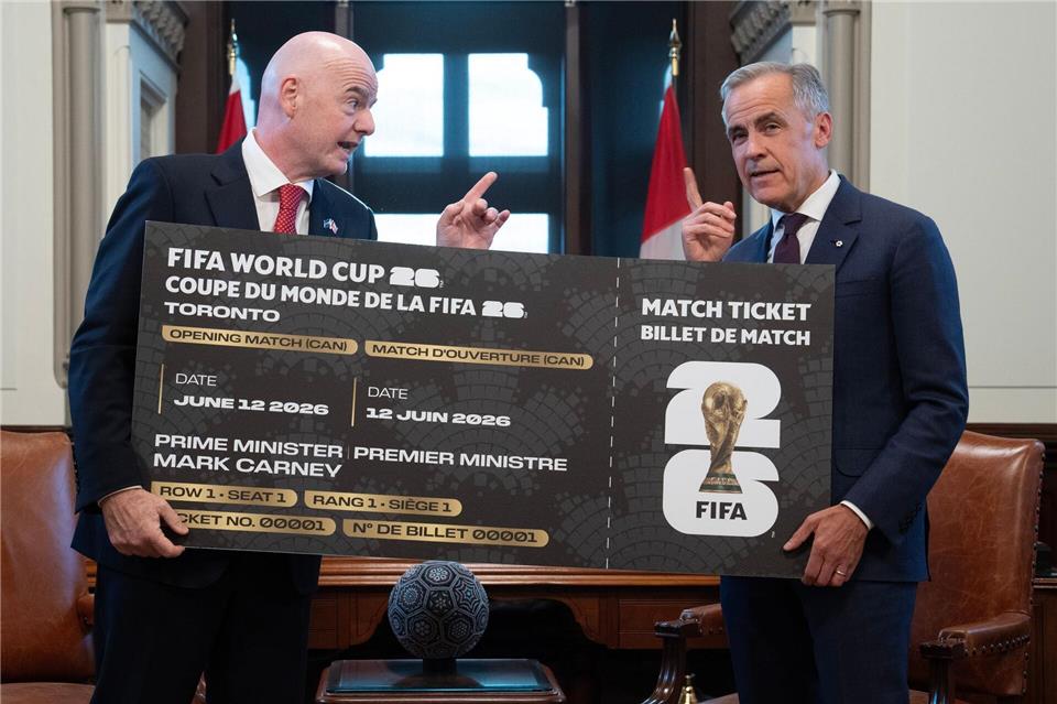Ticket in Übergröße: Kanadas Premierminister Carney mit FIFA-Boss Infantino.Adrian Wyld/The Canadian Press/AP/dpa