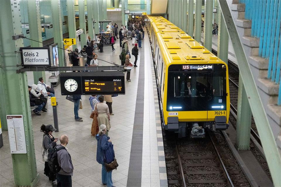 Tickets für Busse, S- und U-Bahnen in Berlin sind in den vergangenen 20 Jahren deutlich teurer geworden. (Archivbild) Christophe Gateau/dpa