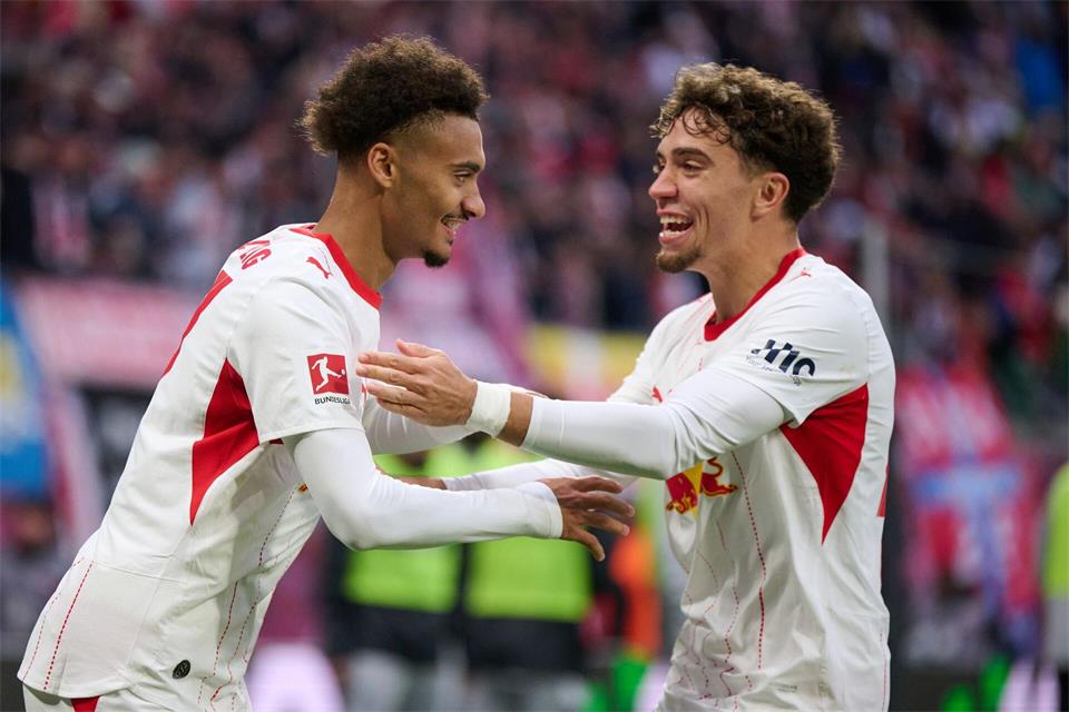 Tidiam Gomis (RB Leipzig, l) jubelt nach seinem Tor zum 1:0 mit Neil El Aynaoui (RB Leipzig).Hendrik Schmidt/dpa