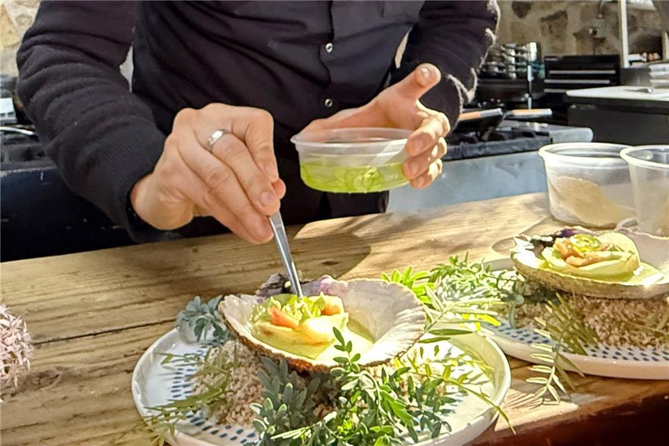 Tief verwurzelt in der mexikanischen Küche: In Roberto Alcocers Restaurant „Malva“ in Ensenada wird mit Präzision angerichtet.Verena Wolff/dpa-tmn