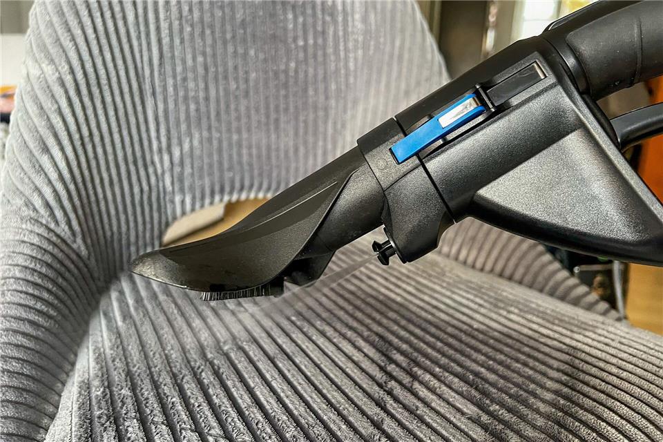 Tiefenreinigung leicht gemacht: Waschsauger sprühen Reinigungslösung auf und saugen gelösten Schmutz direkt ab.Conny Kurz/TÜV SÜD/dpa-tmn