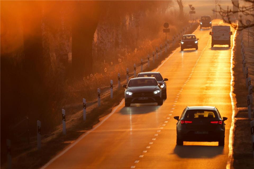 Tiefstehende Sonne, Nebel oder Regen: Bei schlechter Sicht auf Landstraßen lieber früh das Abblendlicht einschalten – Automatikfunktionen reagieren nicht immer zuverlässig.picture alliance/dpa