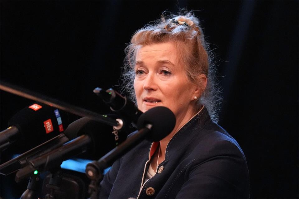 Tierärztin Kirsten Tönnies spricht während einer Pressekonferenz in Hamburg über den Buckelwal Timmy.Marcus Brandt/dpa