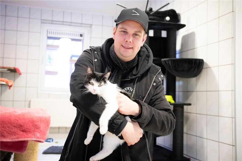 Tierpfleger Benjamin Heyer hofft, dass die Katze Shila ein schönes neues Zuhause findet. Sina Schuldt/dpa