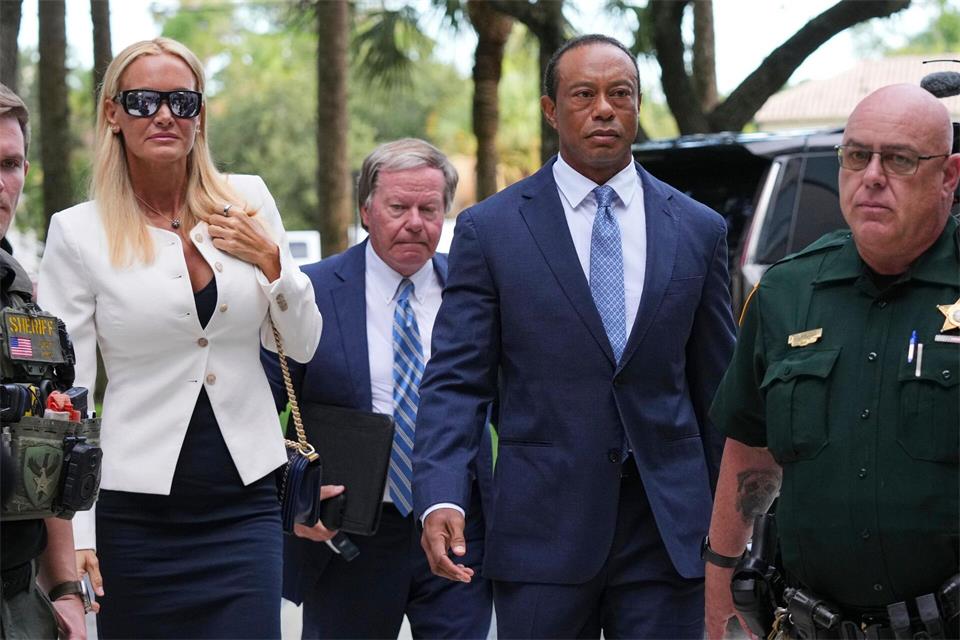 Tiger Woods erscheint vor Gericht.Lynne Sladky/AP/dpa