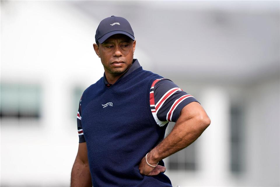 Tiger Woods musste sich wegen eines Bandscheibenvorfalls erneut am Rücken operieren lassen.Ryan Sun/AP/dpa