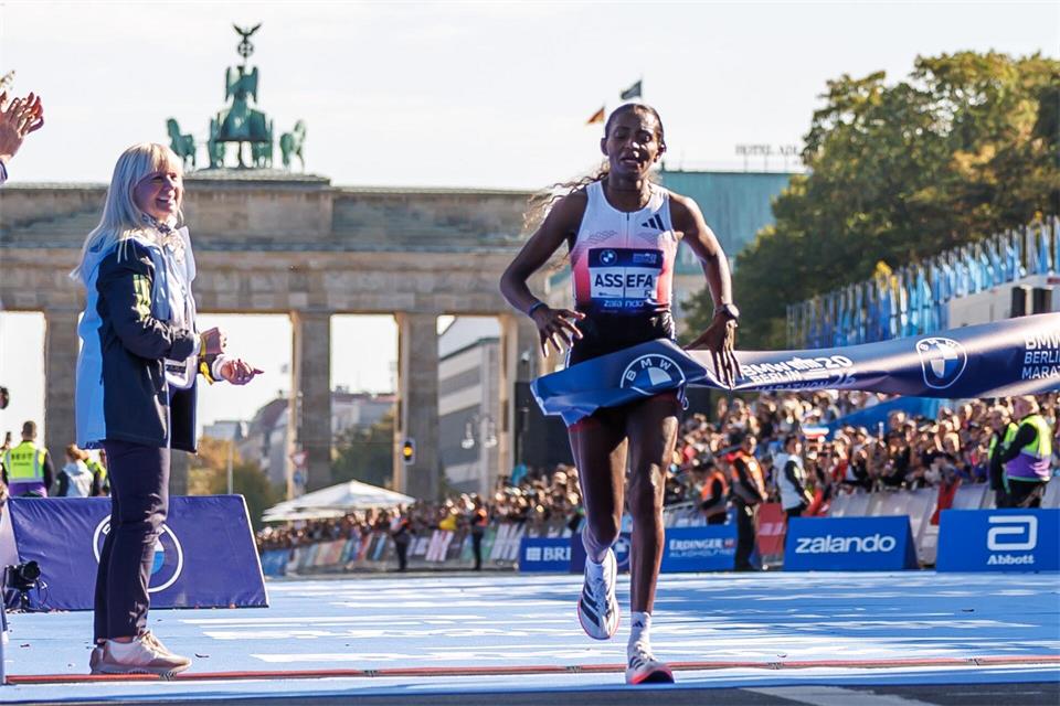 Tigst Assefa humpelte ins Ziel.Andreas Gora/dpa