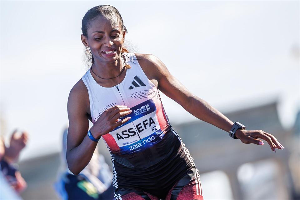 Tigst Assefa wurde nach der Verletzung beim Berlin-Marathon operiert.Andreas Gora/dpa