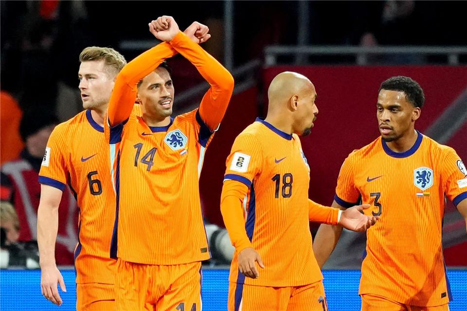 Tijjani Reijnders (vorne) brachte die Niederländer in FührungPeter Dejong/AP/dpa