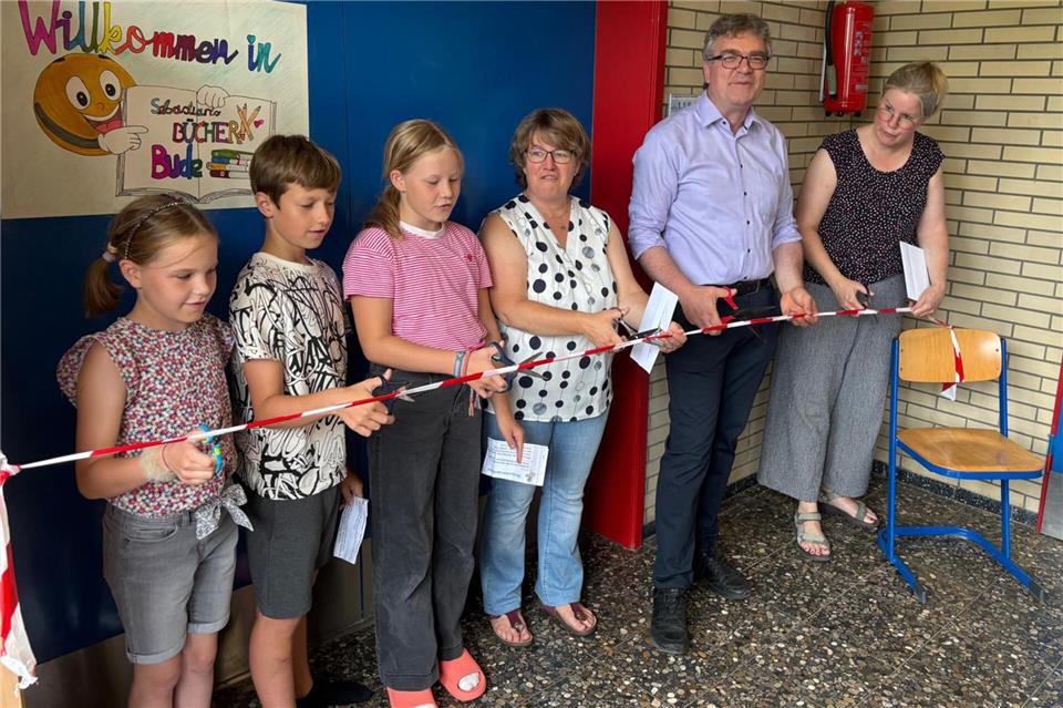 Tilda, Torben, Frieda, Nicole Gröting, Thomas Schlüter und Diana Kroes (v.l.) haben die Bücherei eröffnet.