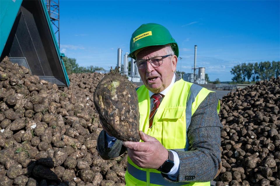 Till Backhaus (SPD), Landwirtschaftsminister von Mecklenburg-Vorpommern, startete in Anklam die Rübenkampagne.Stefan Sauer/dpa