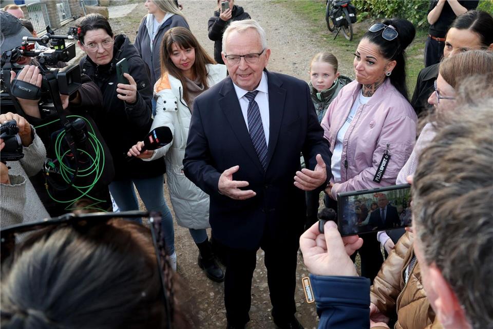Till Backhaus (SPD), Umweltminister des Landes Mecklenburg-Vorpommern, spricht am Mittwochabend vor Ort auf der Ostseeinsel Poel zu Demonstranten, Aktivisten und Journalisten.Bernd Wüstneck/dpa