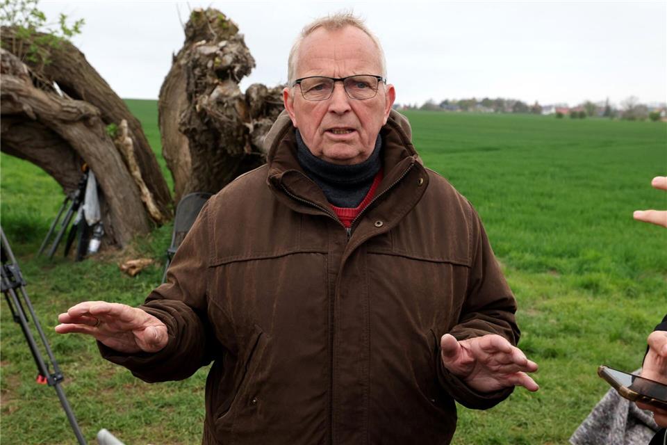Till Backhaus (SPD), Umweltminister des Landes Mecklenburg-Vorpommern, hat sich in der Nacht mit Experten der Fischereiaufsicht einen Eindruck vom Zustand des Wals verschafft. (Archivbild)Bernd Wüstneck/dpa