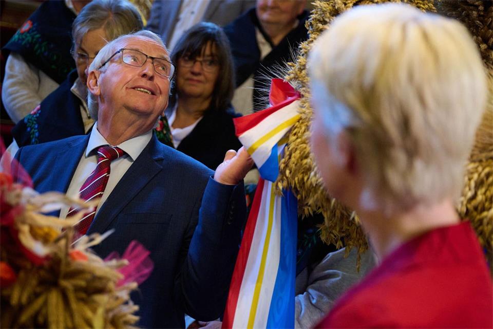 Till Backhaus (l, SPD), Landwirtschaftsminister von Mecklenburg-Vorpommern steht vor der Erntekrone, die Ministerpräsidentin Manuela Schwesig (r, SPD) entgegengenommen hatte.Philip Dulian/dpa