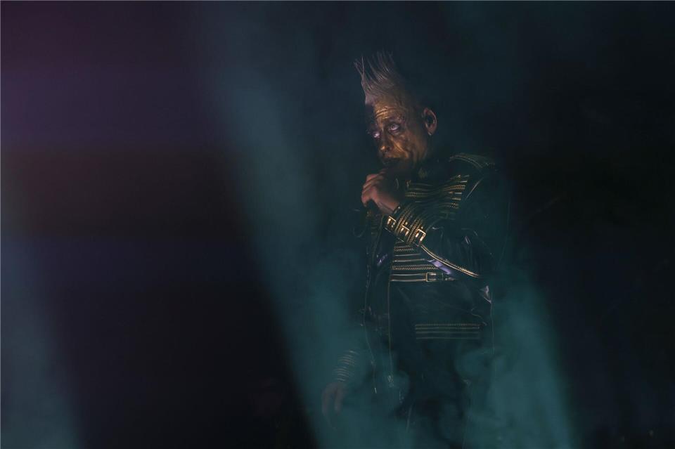Bilder des Tages  Till Lindemann singt zum Tourauftakt der Solo-Tournee „Meine Welt“ auf der Bühne in der Quarterback Immobilien Arena in Leipzig.Jan Woitas/dpa