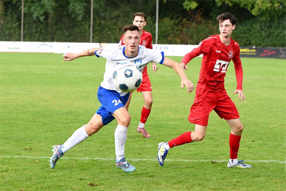 Tim Bröcking (links) gelang in Münster der späte 1:1-Ausgleich für Westfalia Gemen.
