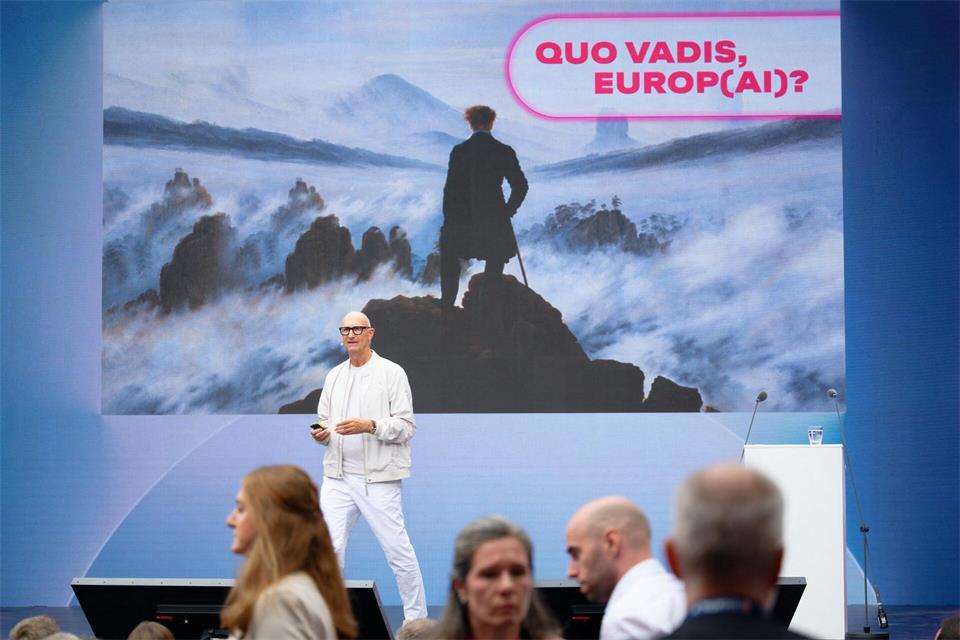 Tim Höttges trat bei der Digitalmesse „Digital X“ als Redner auf.Henning Kaiser/dpa