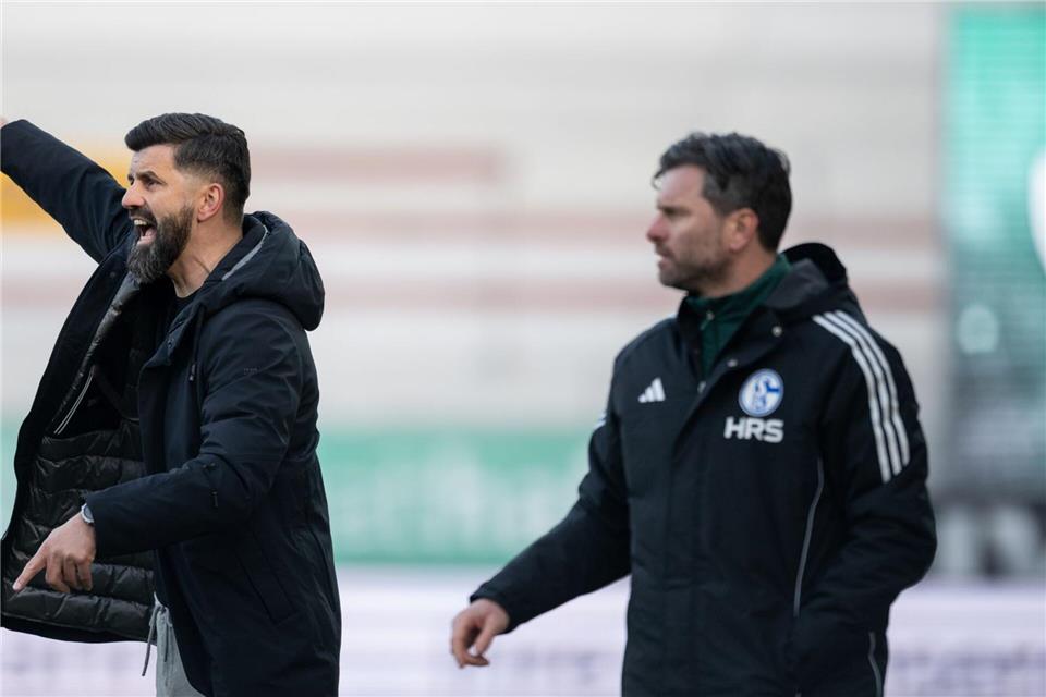 Tim Hoogland (r) an der Seite von Trainer Miron Muslic. (Archivbild) Fabian Strauch/dpa