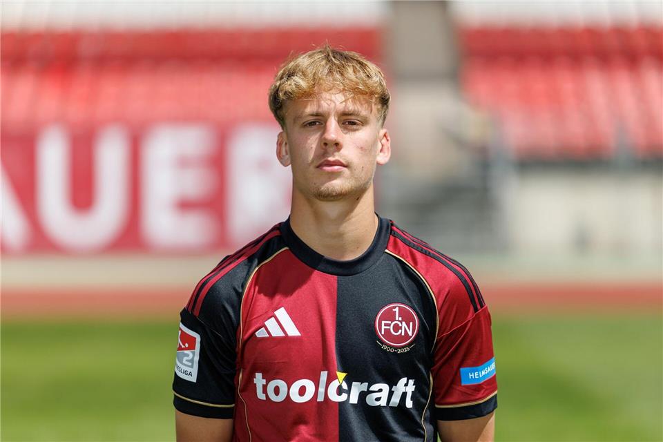 Tim Janisch wurde in der vergangenen Saison in die erste Mannschaft des 1. FC Nürnberg befördert, heute ist er Stammspieler.Daniel Karmann/dpa