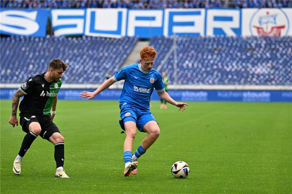 Tim Krohn verlängert in Rostock, spielt bis zum Sommer aber in Oberhausen.Swen Pförtner/dpa