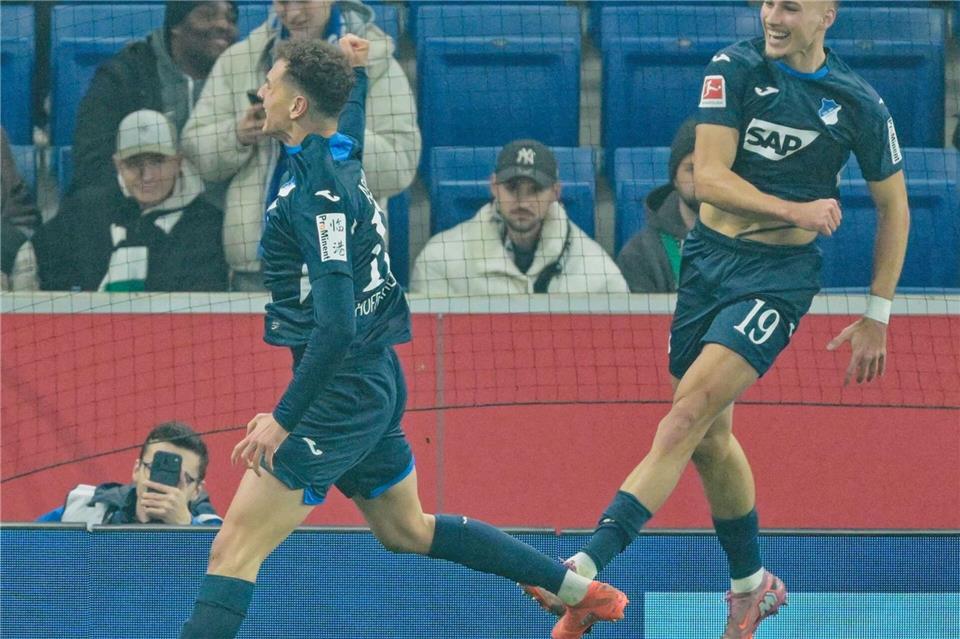 Tim Lemperle (r.) und Fisnik Asllani machen Lufstsprünge vor Freude.Uwe Anspach/dpa