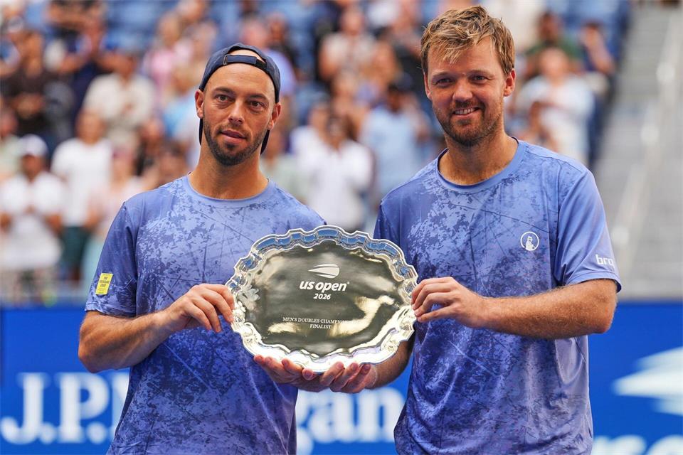 Tim Pütz (l) und Kevin Krawietz präsentieren die Trophäe nach der Finalniederlage bei den US Open. Kirsty Wigglesworth/AP/dpa