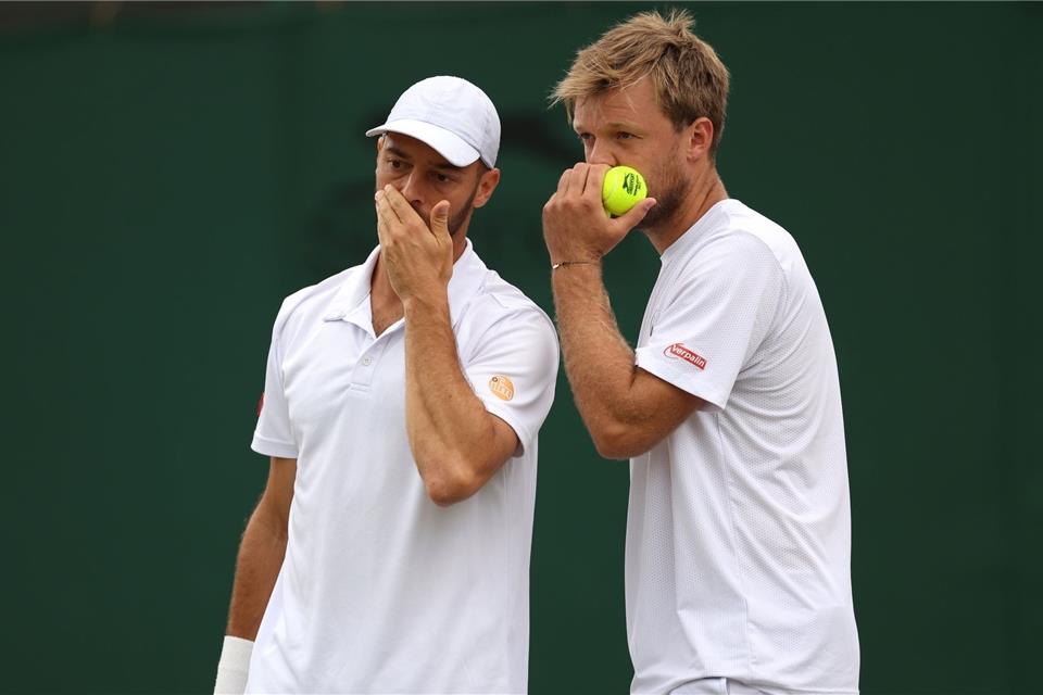 Tim Pütz (l) und Kevin Krawietz stehen im Wimbledon-Halbfinale