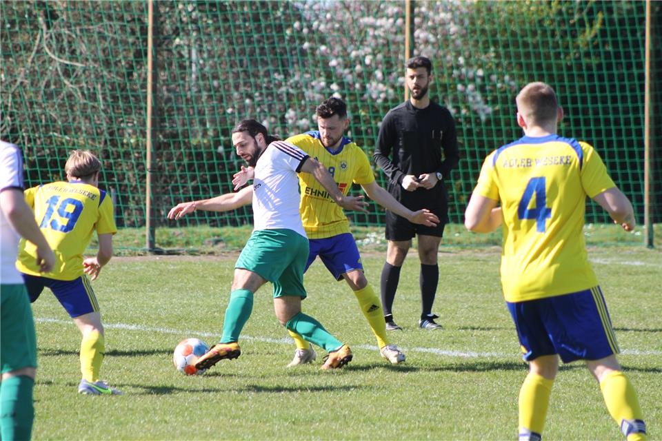 Tim Riemenschneider (rechts, hier im Duell mit Marco Aydin) verlor mit dem SV Adler Weseke gegen Vorwärts Epe mit 0:5.