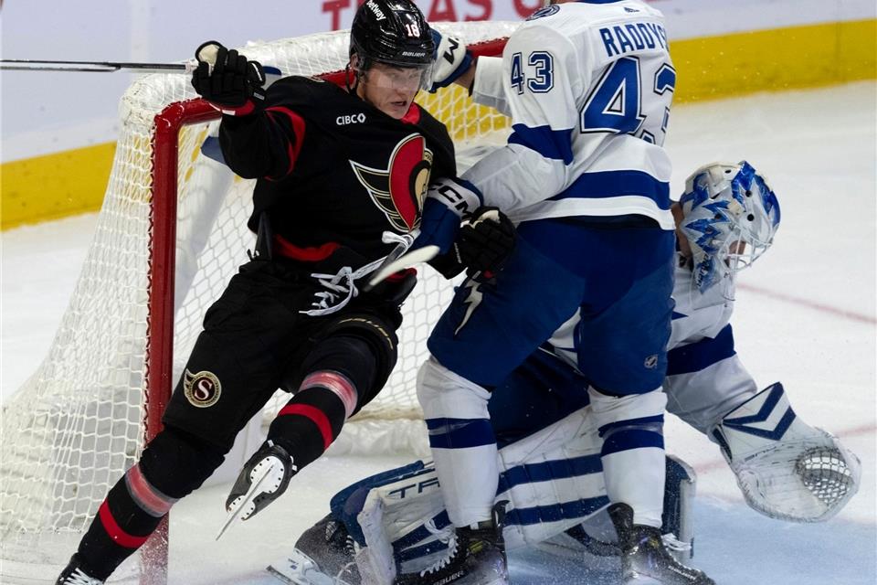 Stützle trifft bei Senators-Sieg gegen Lightning Tim Stützle (l) siegte mit den Senators gegen Tampa Bay Lightning.