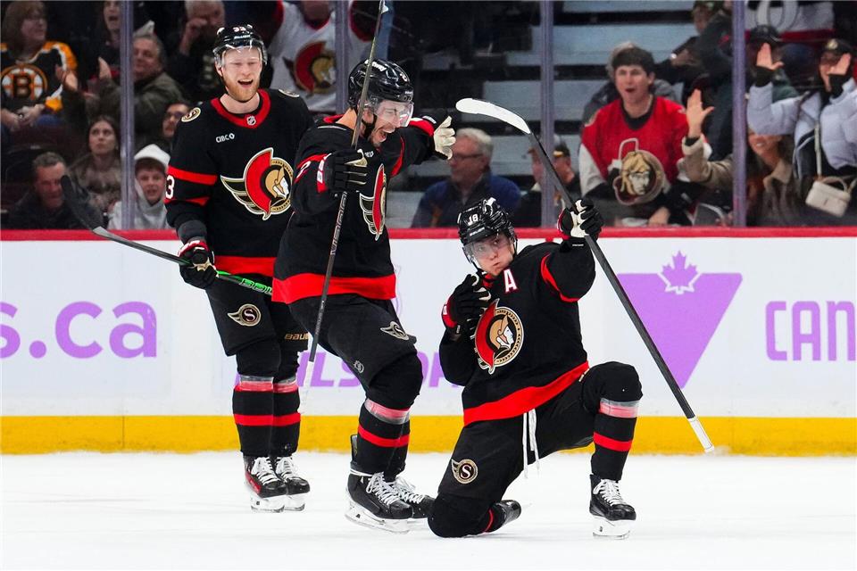 Tim Stützle (rechts) erzielte gegen die Philadelphia Flyers den fünften Treffer in seinen vergangenen fünf Einsätzen. (Archivbild)Sean Kilpatrick/The Canadian Press/AP/dpa