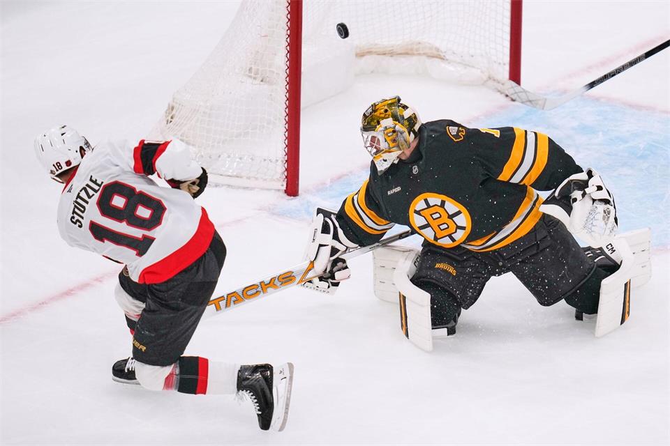 Tim Stützle traf schon im ersten Drittel doppelt gegen die Bruins.Charles Krupa/AP/dpa