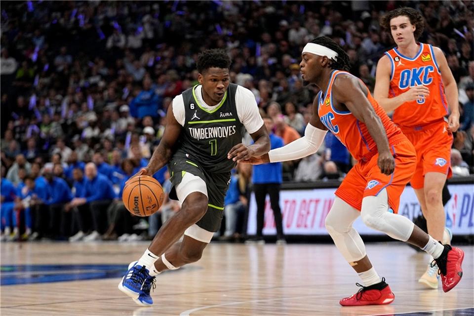 Timberwolves und Heat sichern sich letzte Playoff-Plätze Timberwolves-Guard Anthony Edwards (1) zieht zum Korb, während Oklahomas Luguentz Dort versucht ihn zu verteidigen.