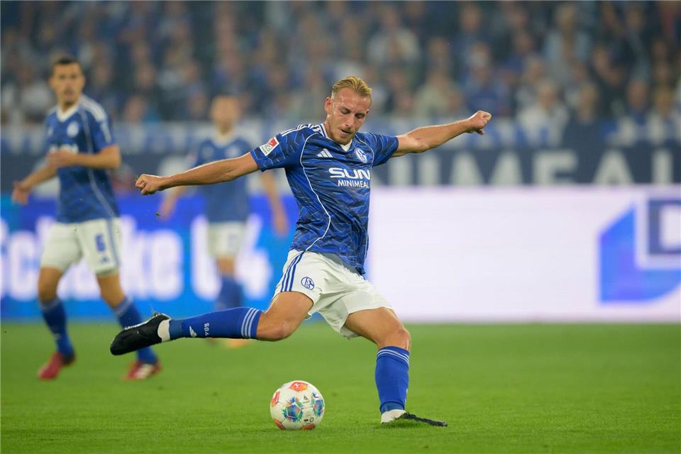 Timo Becker fehlt Schalke 04 vorerst.Anke Waelischmiller/dpa