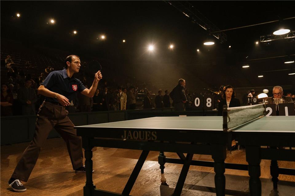 Timo Boll in dem Hollywood-Film „Marty Supreme“.Atsushi Nishijima/Tobis Film/dpa