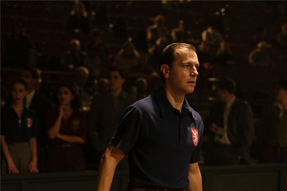 Timo Boll in dem Hollywood-Film „Marty Supreme“.Atsushi Nishijima/Tobis Film/dpa