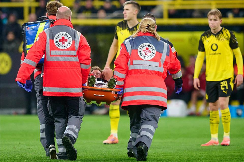 Horrorverletzung überschattet späten BVB-Sieg gegen Köln  Timo Hübers wird nach seiner schweren Knieverletzung vom Platz getragen.Bernd Thissen/dpa