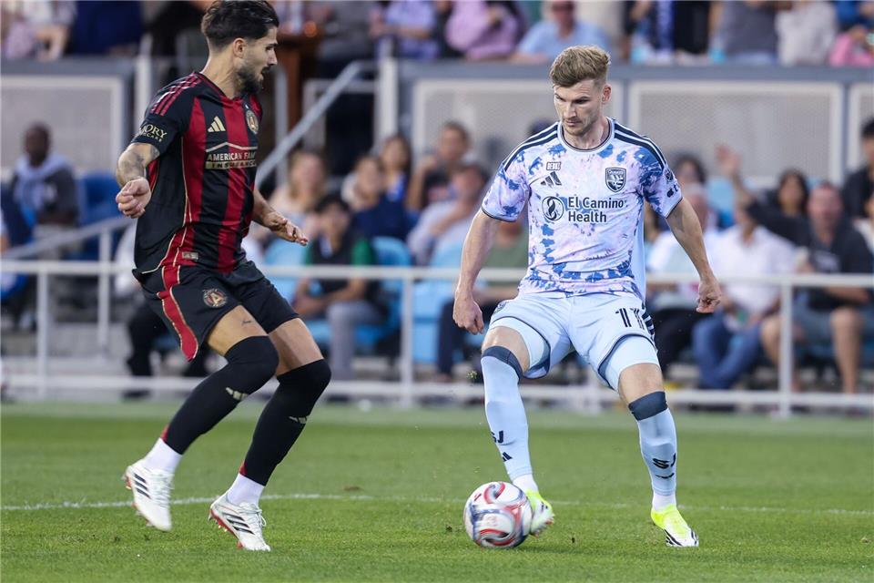 Timo Werner (r) im Zweikampf mit Juan Berrocal von Atlanta United.Jeff Mulvihill Jr./ZUMA Press Wire/dpa