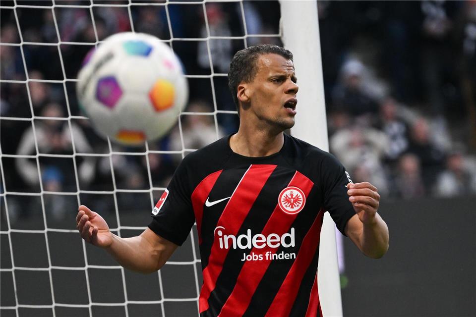 Timothy Chandler hat seinen Vertrag bei der Eintracht um ein Jahr verlängert. (Archivbild)Arne Dedert/dpa