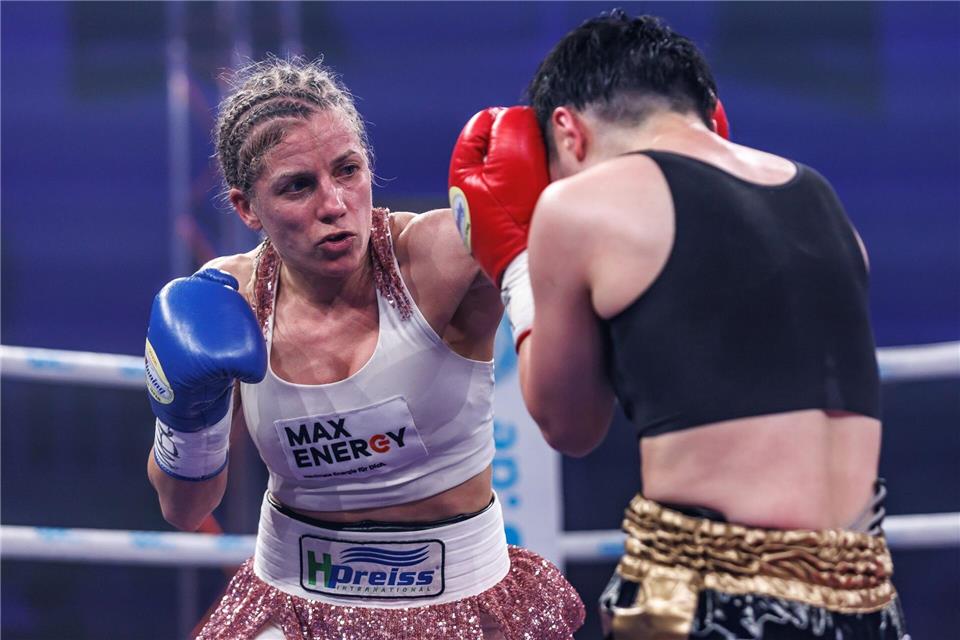 Tina Rupprecht boxt gegen Sumire Yamanaka im Atomgewicht - und gewinnt. Damit hat sie als erster deutscher Boxer alle vier Weltmeisterschaftstitel der Verbände WBC, WBA, WBO und IBF.Andreas Gora/dpa