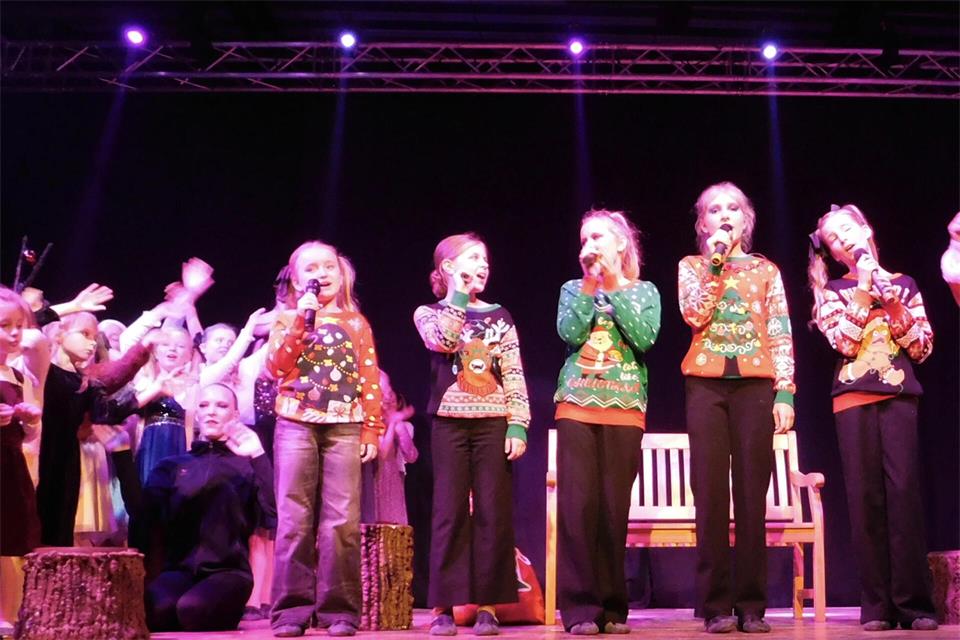 Tiny, Minis und Midis erzählten schon bei der 10. Auflage im vergangenen Jahr eine Geschichte rund um den Weihnachtsmann. Diesmal dominiert das Thema Weihnachten die ganze Aufführung.