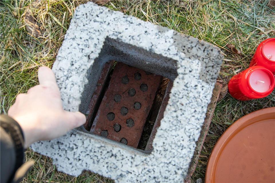 Tipp: Mehrere Ziegelsteine mit etwas Abstand unter dem Pflanzstein platzieren, damit Luft an die Kerze kommt.Christin Klose/dpa-tmn