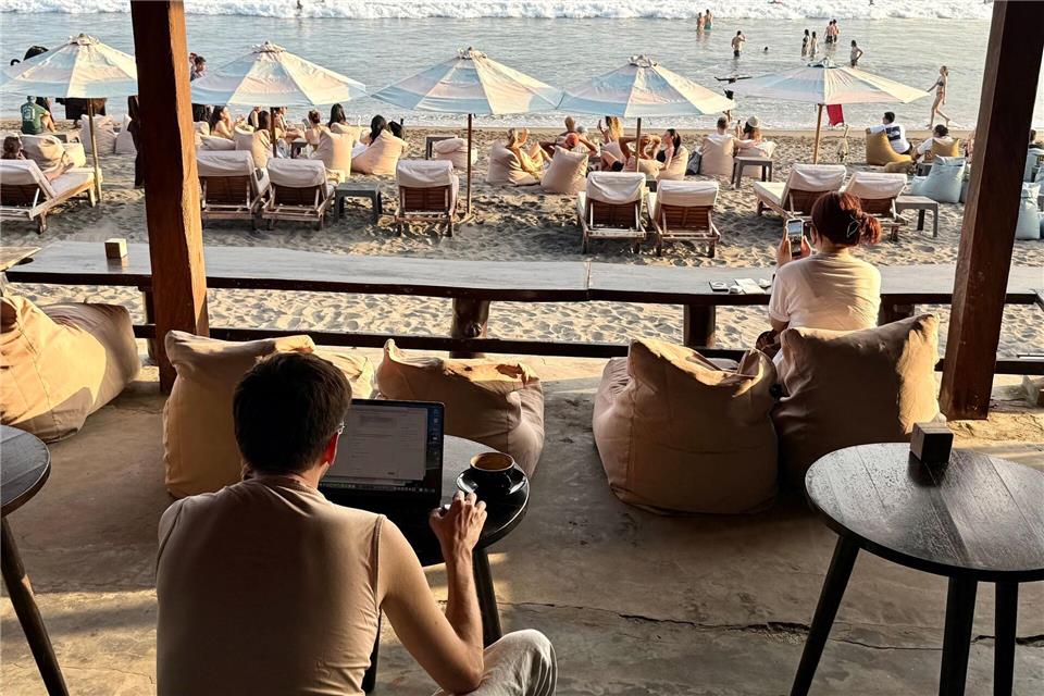 Tipps zu Stränden oder Tempeln, etwa auf Bali? Immer mehr KI-Reiseassistenten stehen bereit, um Touristen zu helfen.Carola Frentzen/dpa