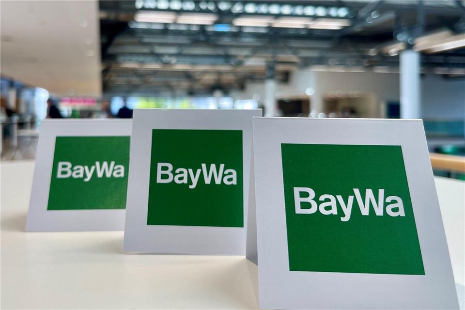 Tischaufsteller bei der Baywa-Hauptversammlung in München. Ein Jahr nach der Fast-Pleite des Traditionsunternehmens hat sich die Staatsanwaltschaft mit einem Ermittlungsverfahren eingeschaltet. (Symbolbild)  Carsten Hoefer/dpa