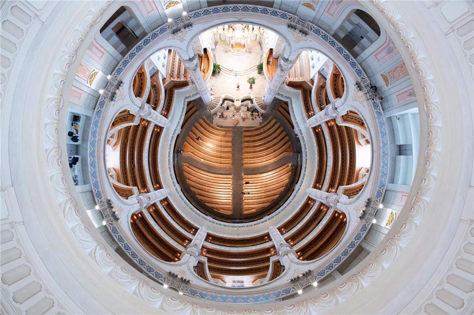 Tischler arbeiten an den Kirchenbänken in der Frauenkirche in Dresden.Sebastian Kahnert/dpa
