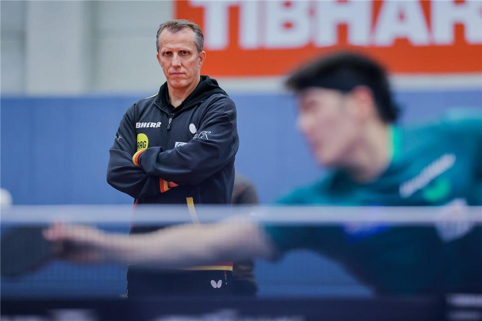 Das schwere Erbe der Ära Boll: Tischtennis-Team heiß auf EM Tischtennis-Bundestrainer Jörg Roßkopf beim Training mit Nationalspieler Dang Qiu.Rolf Vennenbernd/dpa