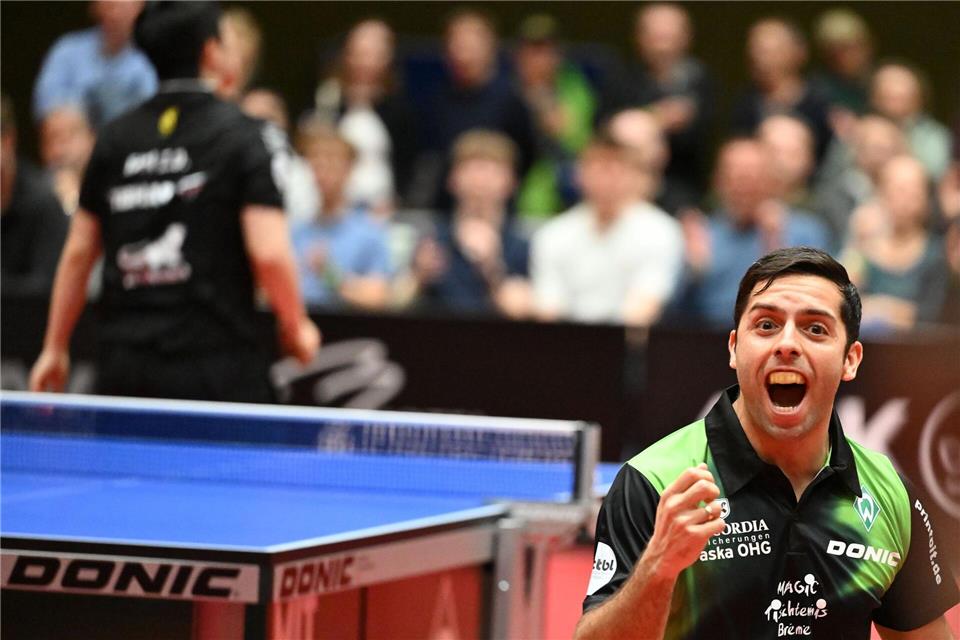 Tischtennis-Olympiasieger Fan Zhendong vom 1. FC Saarbrücken verliert überraschend gegen Marcelo Aguirre von Werder Bremen.Carmen Jaspersen/dpa