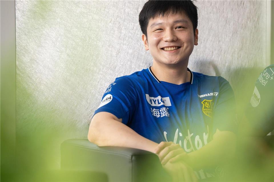 Tischtennis-Star Fan Zhendong bei seiner Vorstellung in Saarbrücken.Harald Tittel/dpa